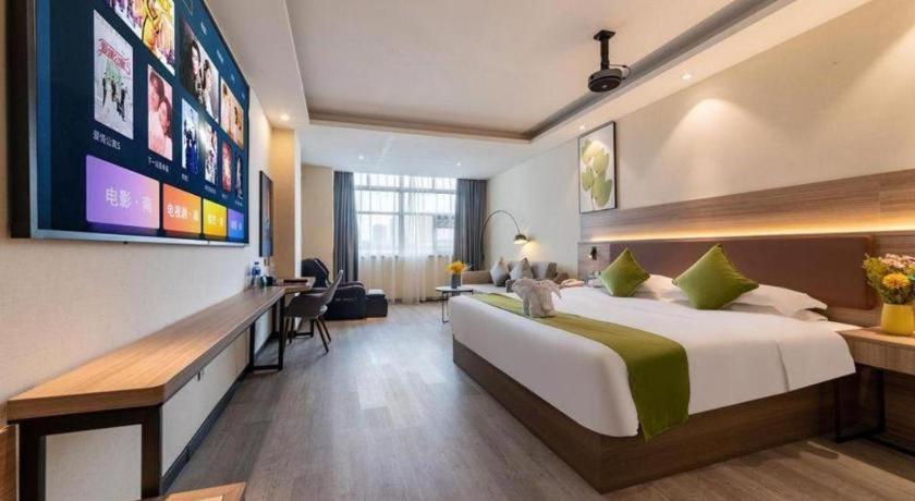 Postel nebo postele na pokoji v ubytování GreenTree Inn Hainan Haikou Jinniu Road Business Hotel