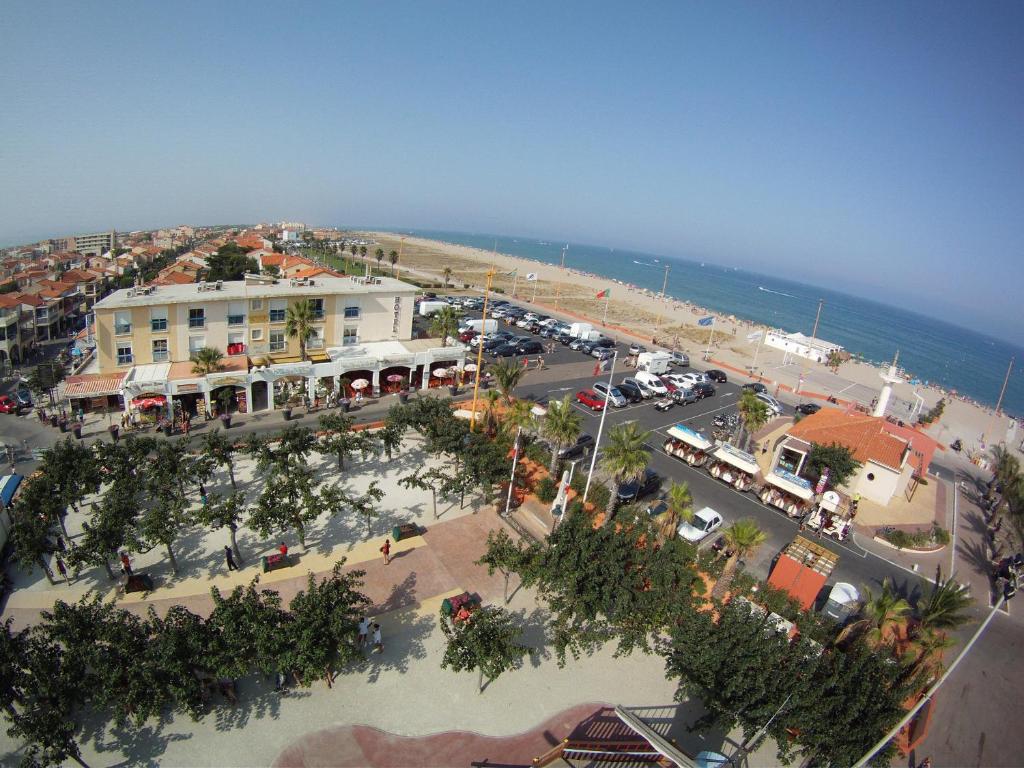 una vista aérea de una ciudad con el océano en Hotel de la Plage - Barcares en Le Barcarès