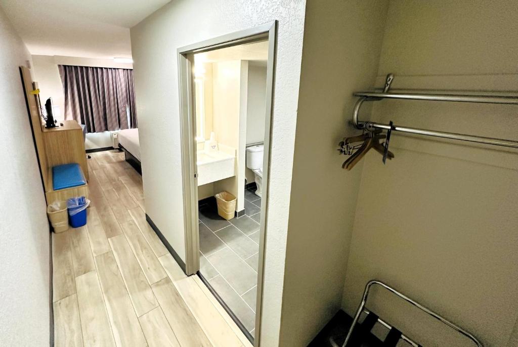 Days Inn by Wyndham Holland photo