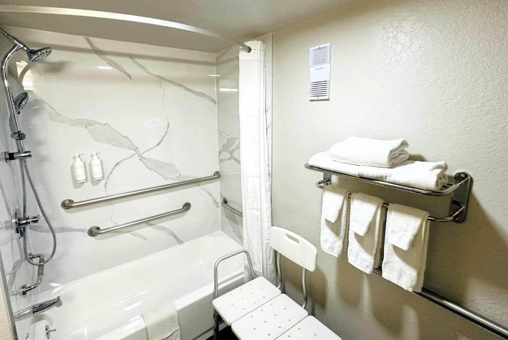 Days Inn by Wyndham Holland photo