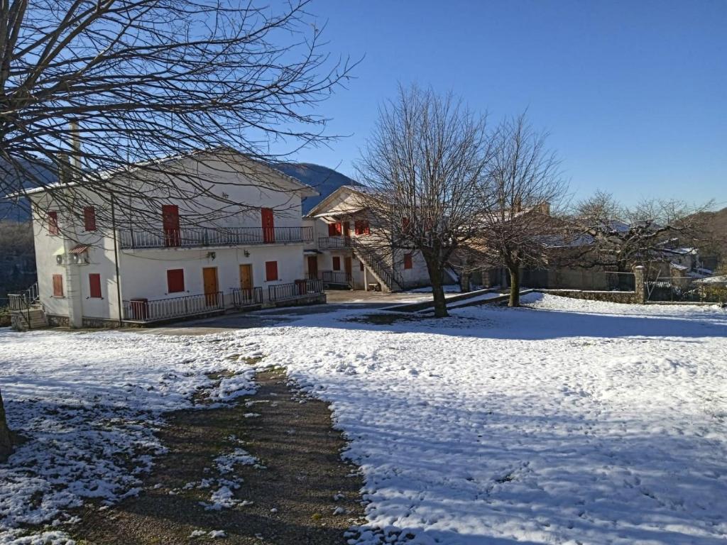 Το Casa Latini baita alta montagna τον χειμώνα