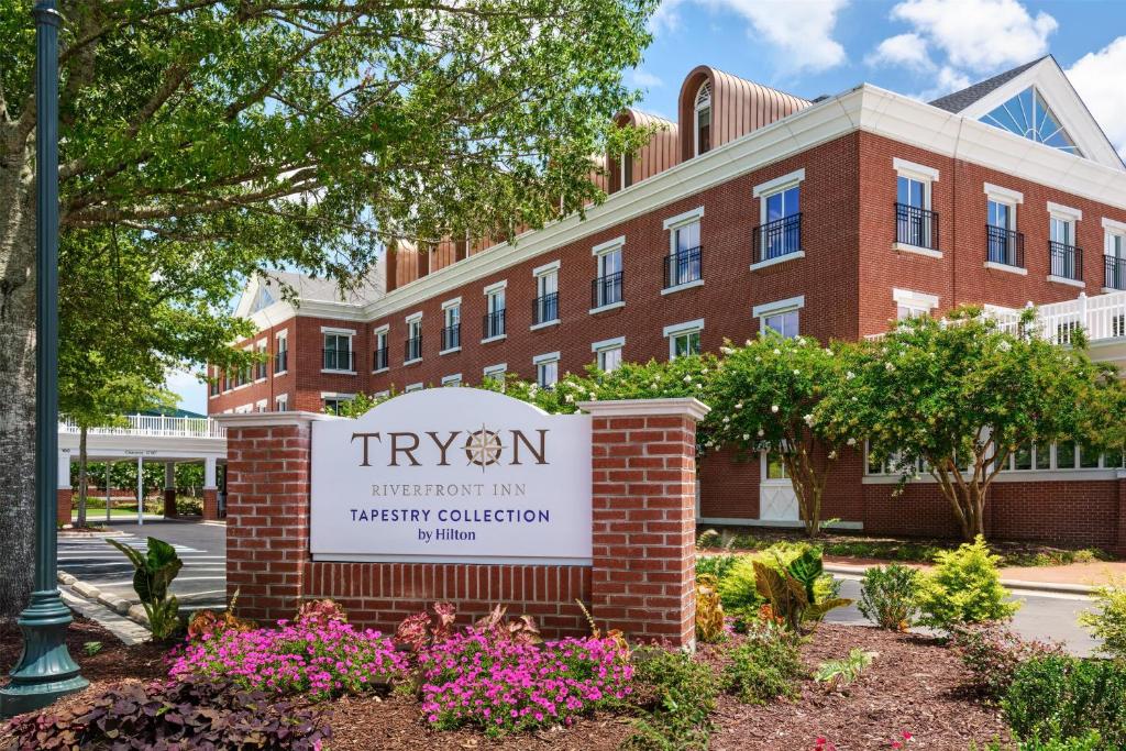 新伯尔尼Tryon Riverfront Inn New Bern, Tapestry Collection By Hilton的砖楼前的标志