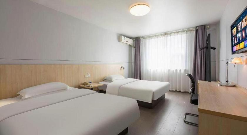 Ένα ή περισσότερα κρεβάτια σε δωμάτιο στο Jinjiang Inn Pingyao Branch