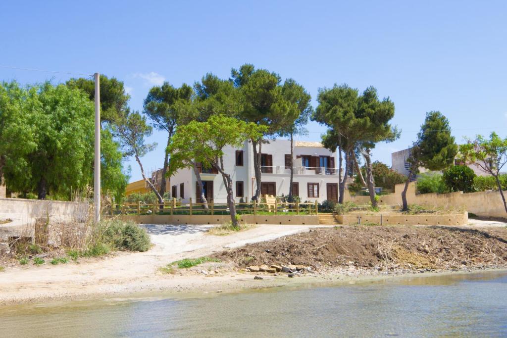 una casa sulle rive di un fiume di La Perla dello Stagnone a Birgi Vecchi