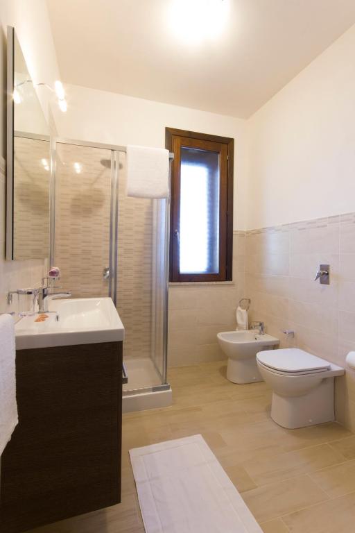 A bathroom at La Perla dello Stagnone