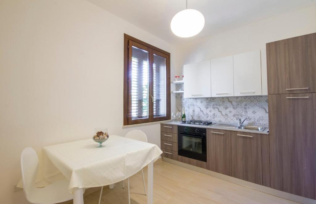 A kitchen or kitchenette at La Perla dello Stagnone