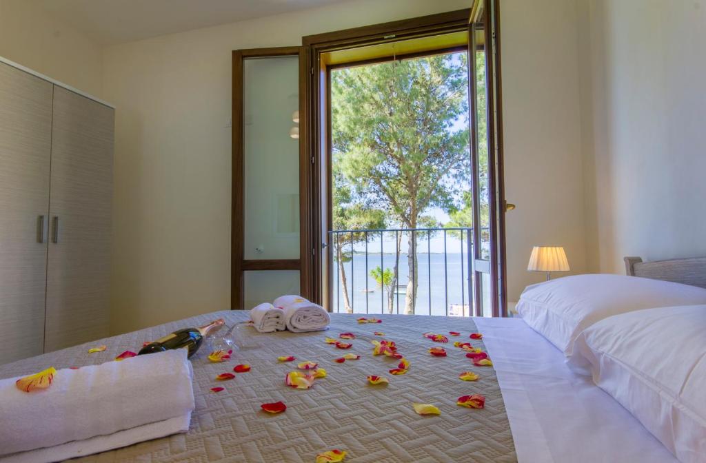 A bed or beds in a room at La Perla dello Stagnone
