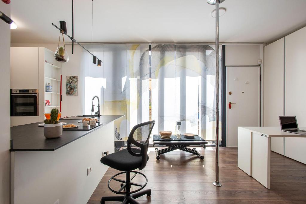 a kitchen with a desk and a chair in a room at Cottage with Garden and Terrace near Termini in Rome