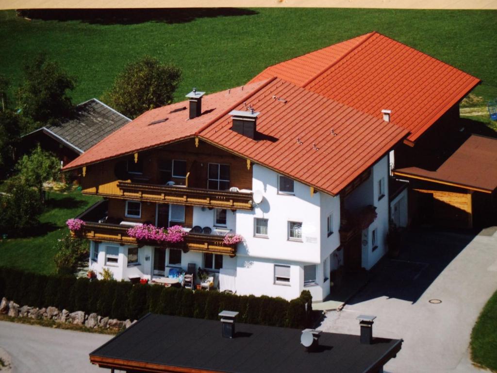 eine Aussicht auf ein Haus mit orangefarbenem Dach in der Unterkunft Haus Hochfeld in Angerberg