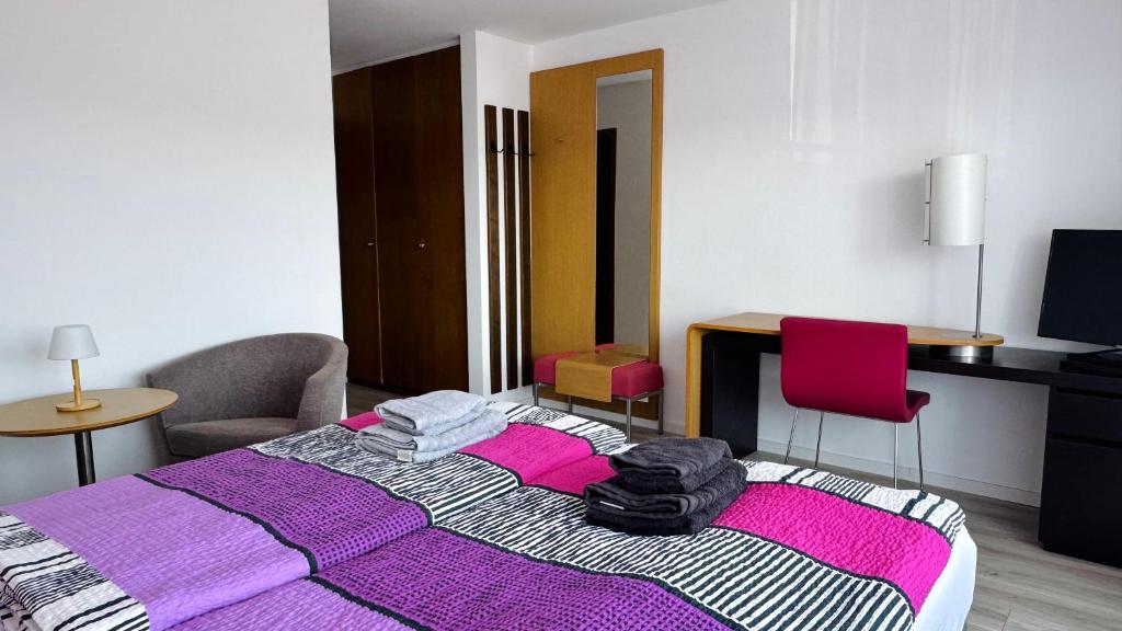 Postel nebo postele na pokoji v ubytování Haus Schanzenblick Gästezimmer 7 mit Bad und Terrasse