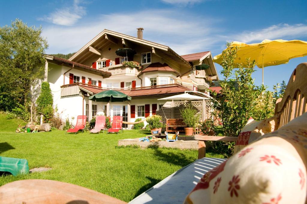 Zahrada ubytování Alpenrösle Ferienwohnungen - Berge - Ruhe - Traumaussicht, 2- und 3-Raum-Wohnungen, Panoramasauna