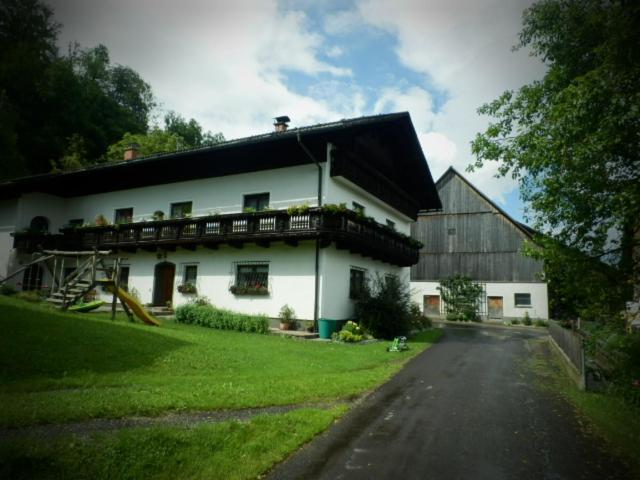 ein weißes Haus mit einem Balkon an der Straßenseite in der Unterkunft Ferienhof Halmersberg in Weyer Markt