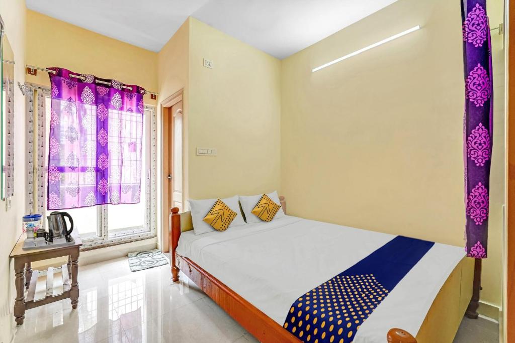 Katil atau katil-katil dalam bilik di Hotel O Sri Thirumala Lodge