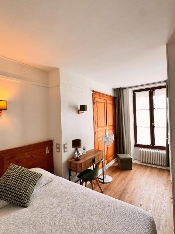 Logis- Hôtel & Restaurant Le Montligeon - Standaard Tweepersoonskamer