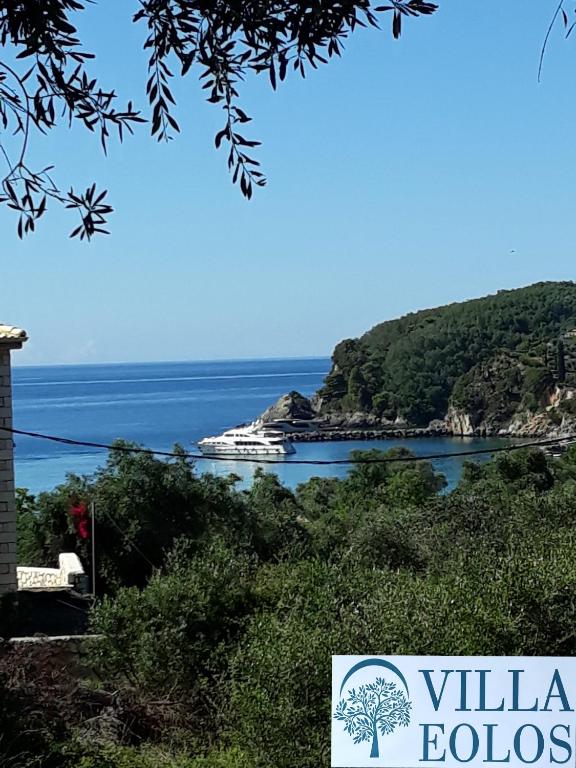 una vista del océano con un crucero en el agua en Eolos Villa, en Parga