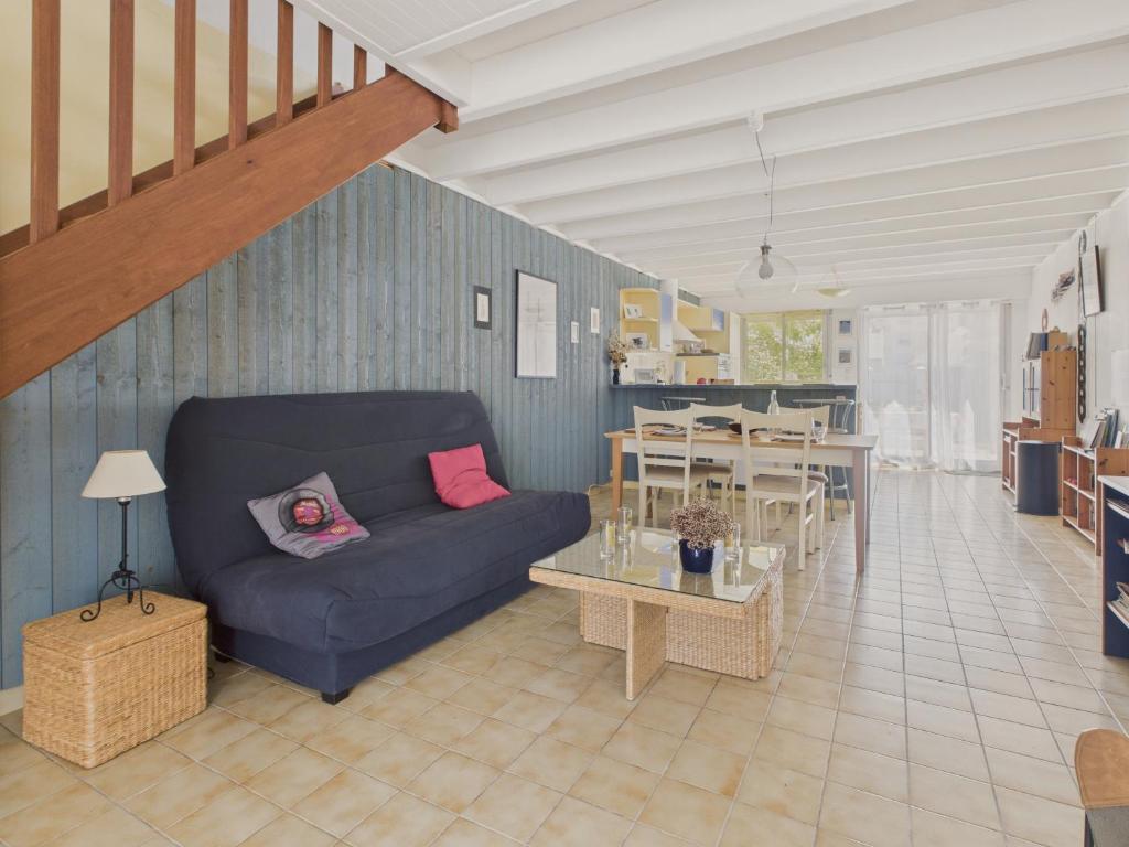a living room with a blue couch and a table at Maison pour 4 avec jardin sur Guerande in La Baule