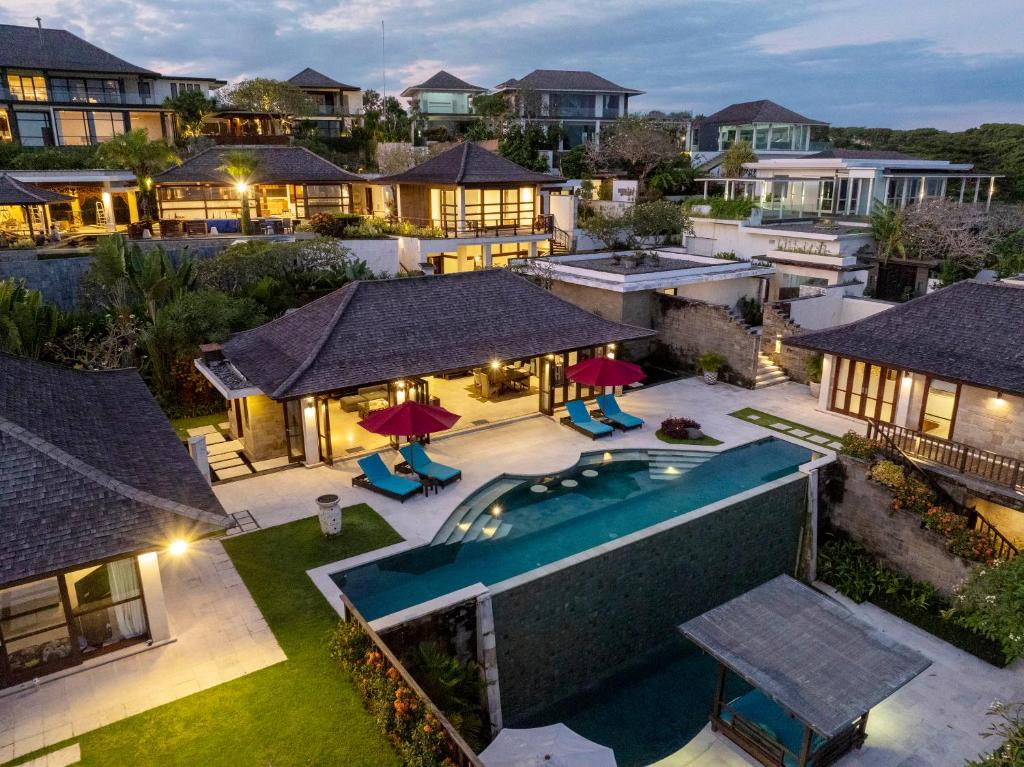 ウルワツにあるForever Bali Villasのプール付きの家の航空写真