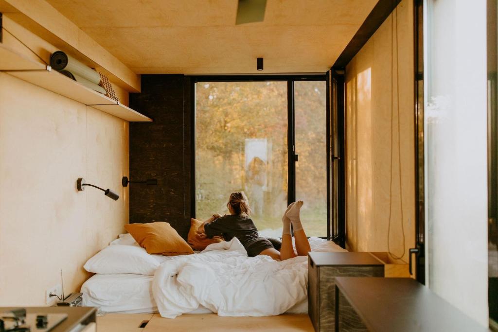 Ένα ή περισσότερα κρεβάτια σε δωμάτιο στο Parcel Tiny House l'Atrée au bord d'un étang