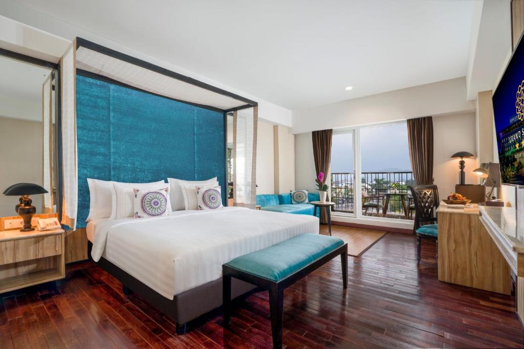 Grand Sunshine Resort & Convention - Executive King With Balcony