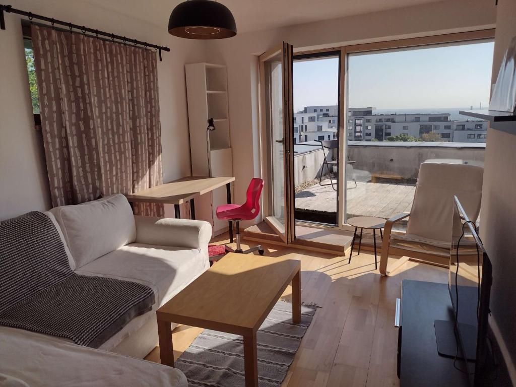 - un salon avec un canapé et un fauteuil rouge dans l'établissement Apartmán pod Kolibou, à Bratislava