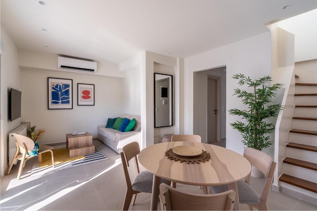 The Portside Getaway - 2BR, 2BA Duplex in Piraeus