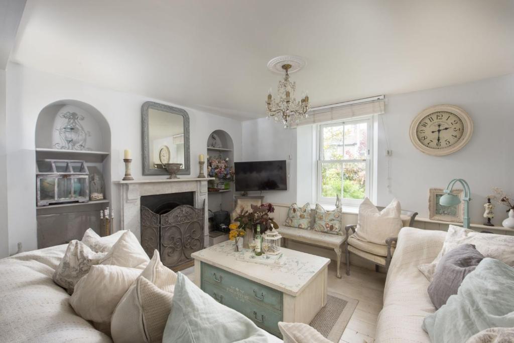 a living room with a couch and a fireplace at Almond Cottage - Pets welcome - Free Parking - Garden in Hayle