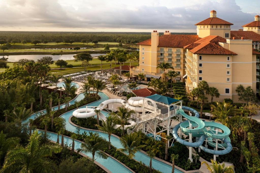 eine Luftaufnahme eines Resorts mit einem Wasserpark in der Unterkunft The Ritz-Carlton Naples, Tiburon in Naples