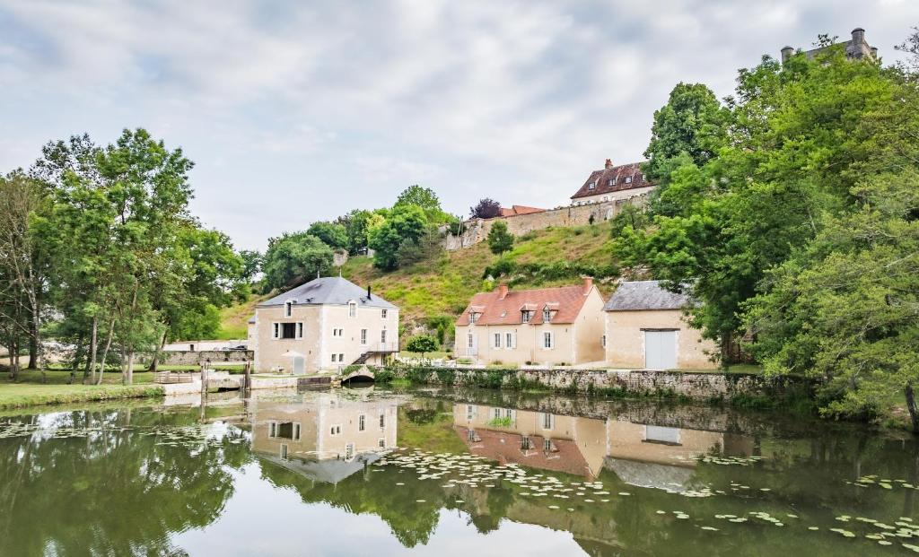 eine Stadt mit einem Fluss und einer Burg auf einem Hügel in der Unterkunft Domaine de Prunget - Pierres d'Histoire in Tendu