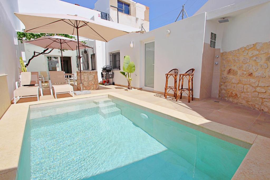 Bazén v ubytování L-Andrago - modern townhouse with pri plunge pool nebo v jeho okolí