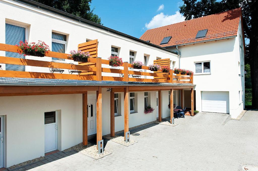 ein Gebäude mit einem Balkon mit Blumenkästen darauf in der Unterkunft Pension Garni No.11 in Dresden