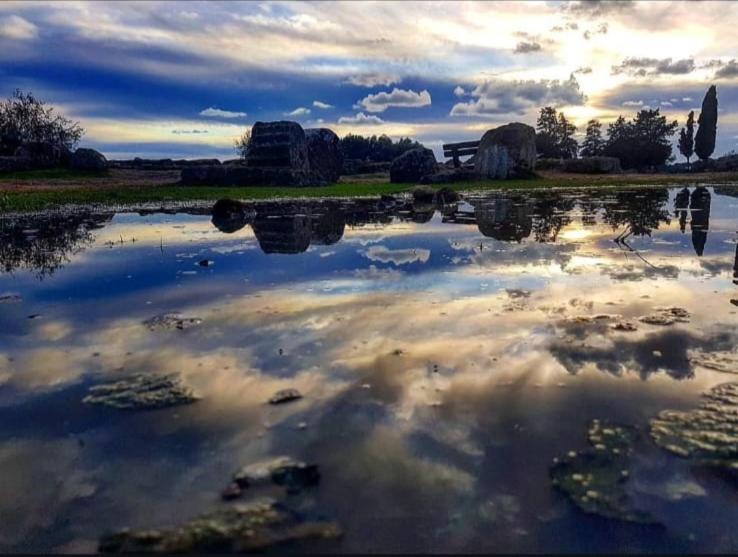 um reflexo do céu num corpo de água em Tra Mare e Mito em Agrigento