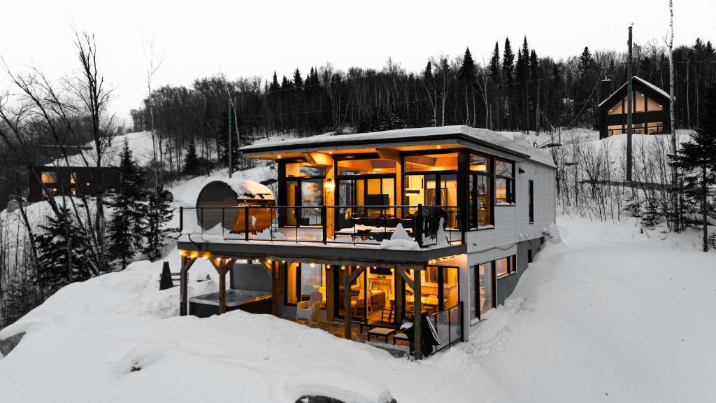 Saint ComeにあるSki Chalet with Spa - Mountain - La Bohemeの雪家
