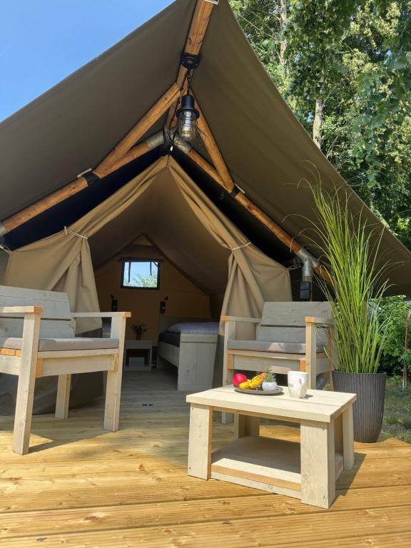 Imagine din galeria proprietății Luxus zelten Im Heide Resort în Brüggen