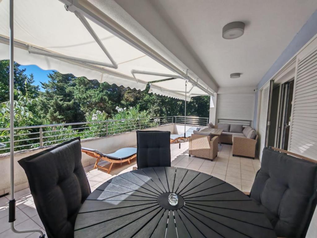 an umbrella sitting on a table on a balcony at Apartment Del Mar in Novi Vinodolski