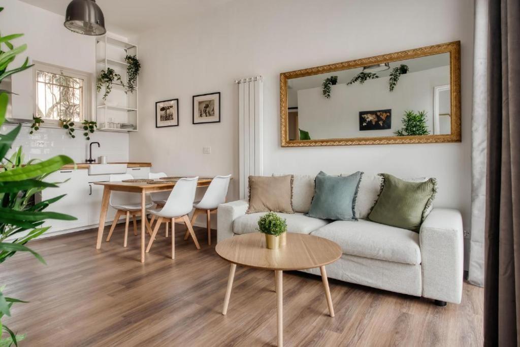 un salon avec un canapé et une table dans l'établissement Castrelli Loft Rho-Fiera Milano, à Rho