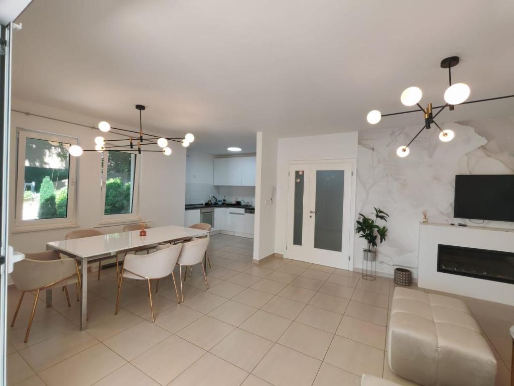 Un comedor y una sala de estar con mesa y sillas. en Apartment Del Mar, en Novi Vinodolski