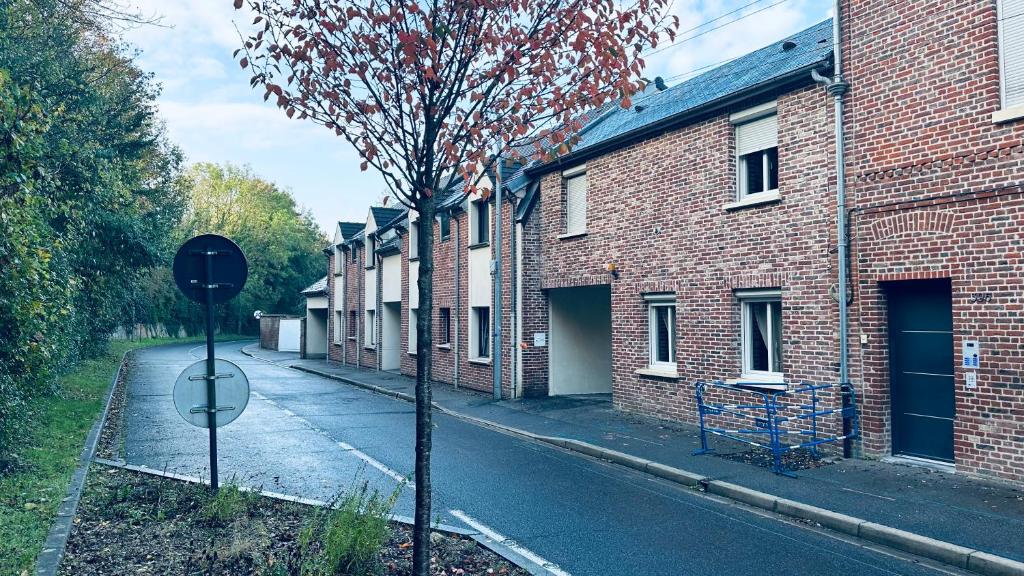 an empty street next to a brick building at Appartement Atypique- Esprit Atelier Loft - parking privé - Wifi - vidéo in Amiens