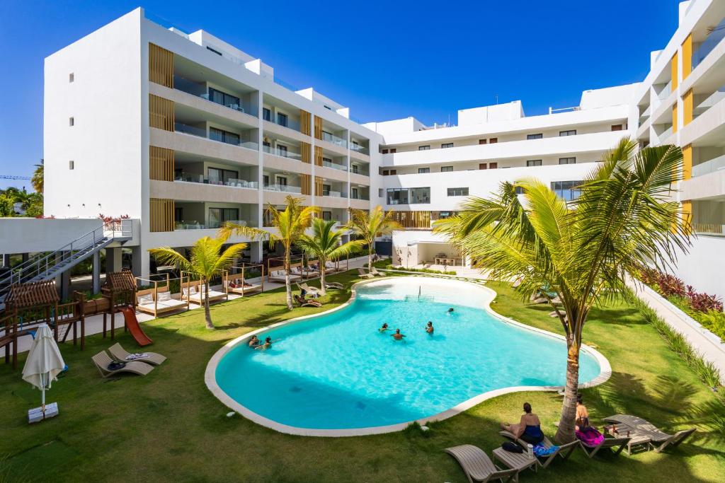 プンタ・カナにあるBrand New 2BR Stylish Apartment in the Heart of Punta Cana, Gardenia Gated Communityのリゾートのプールのオーバーヘッドビュー