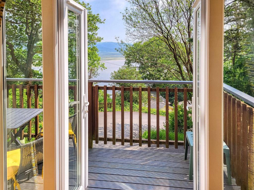 una puerta a un balcón con vistas al océano en Tides Reach - Uk47209, en Aberdyfi