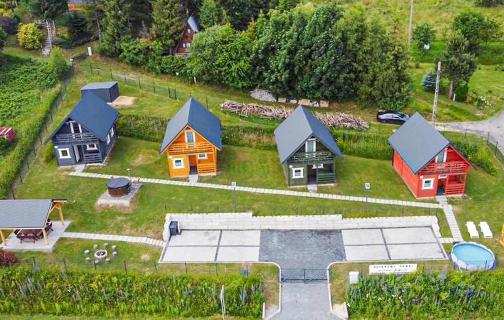 LalikiにあるAmazing Home In Lalikiの緑地家型