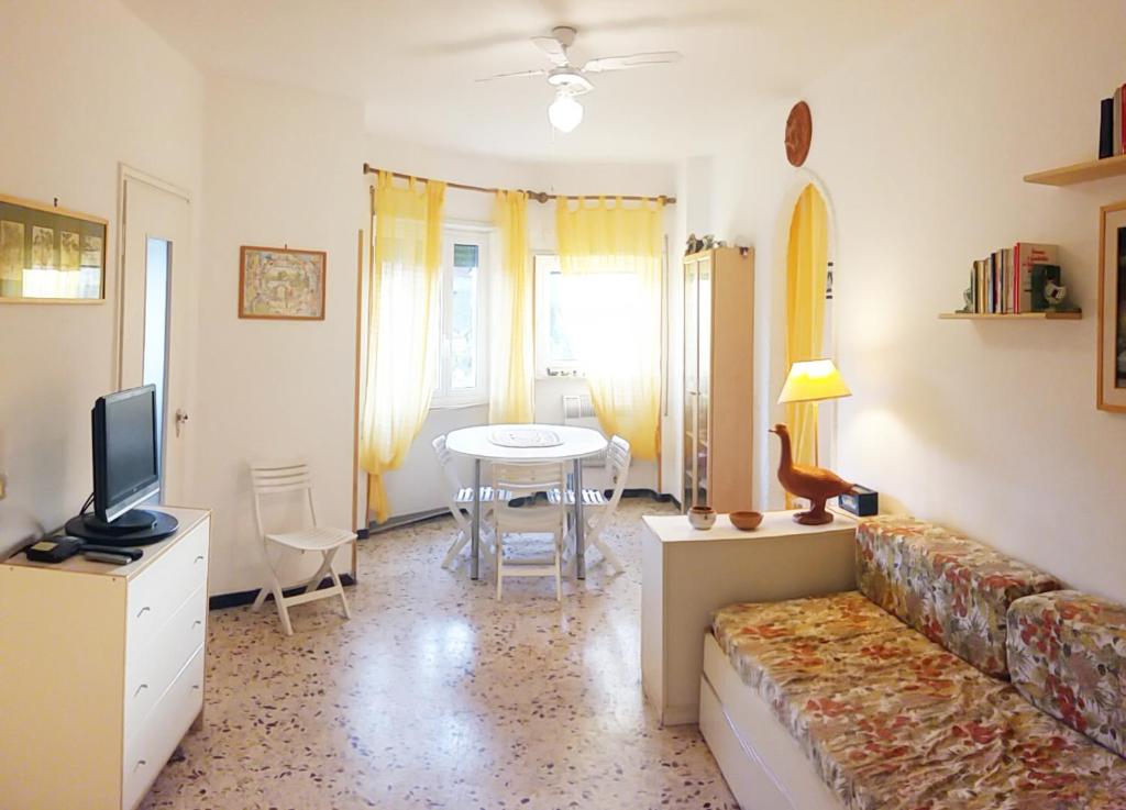 een woonkamer met een bank en een tafel bij La Casetta Al Mare in Santa Marinella