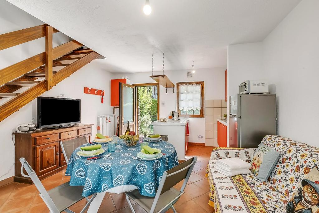 Una sala de estar con una mesa y una cocina. en La Casa Di Dadà - Happy Rentals, en Oulx