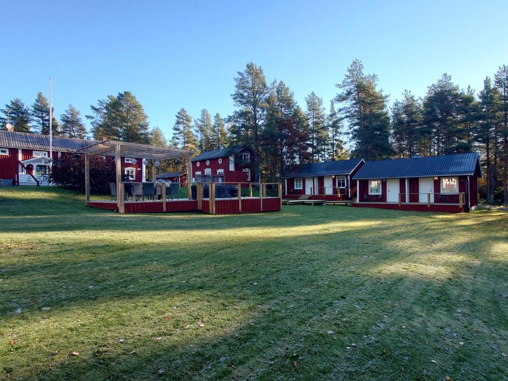 einen großen Garten mit Spielplatz vor einem Gebäude in der Unterkunft Jävregården in Jävre