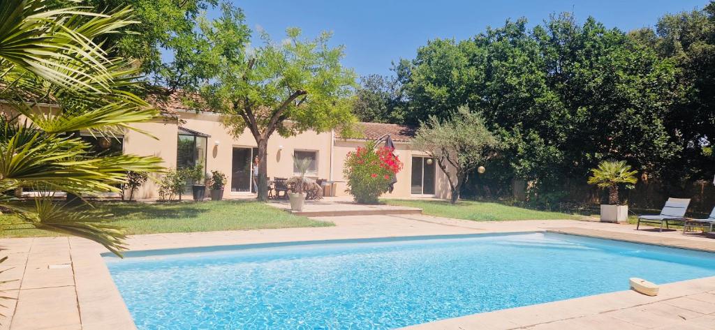 une piscine devant une maison dans l'établissement La Maison du Soleil, à Saint-Didier