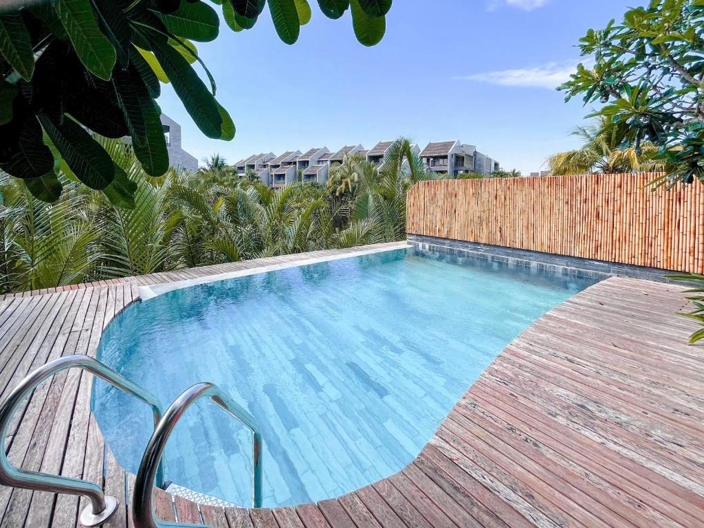 une piscine avec une terrasse en bois et une clôture dans l'établissement Biệt Thự Hội An View, à Thanh Ðông (1)