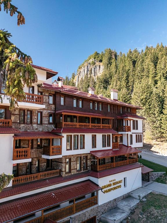 un gran edificio con balcones en una montaña en Апартаменти Pamporovo Dream в Гранд Ризорт Пампорово, en Pamporovo