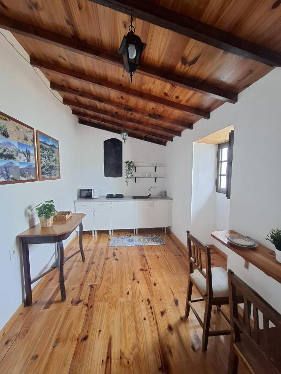 a kitchen with wooden floors and a wooden ceiling at Casa con alma canaria in Los Realejos