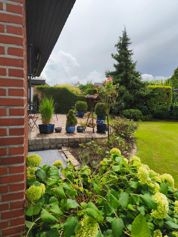 a garden with potted plants and a tree at Haus Wolfgang in Geldern