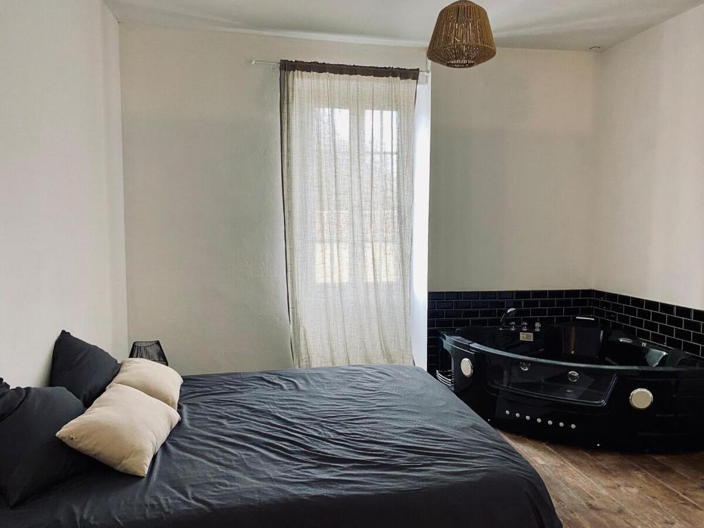 Ένα ή περισσότερα κρεβάτια σε δωμάτιο στο Grande Maison en Pierre