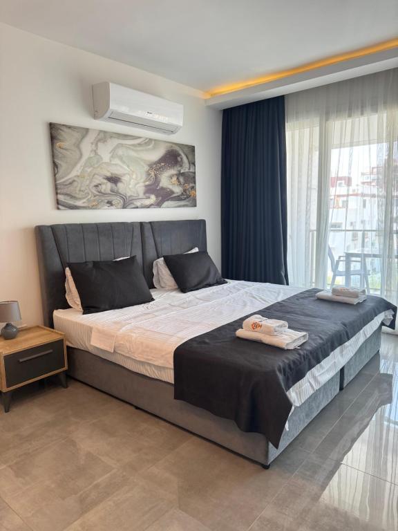 En eller flere senge i et værelse på Courtyard Long Beach Resort